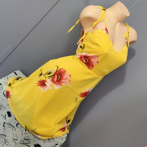 Stunning floral lined sundress - Picture 3 of 8